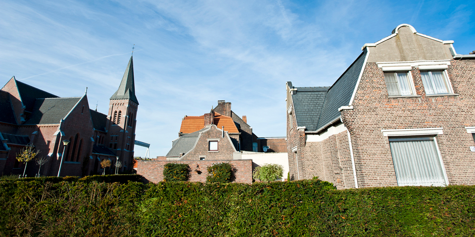 Enkele gevels en de kerk in de wijk Moretusburg in Hoboken